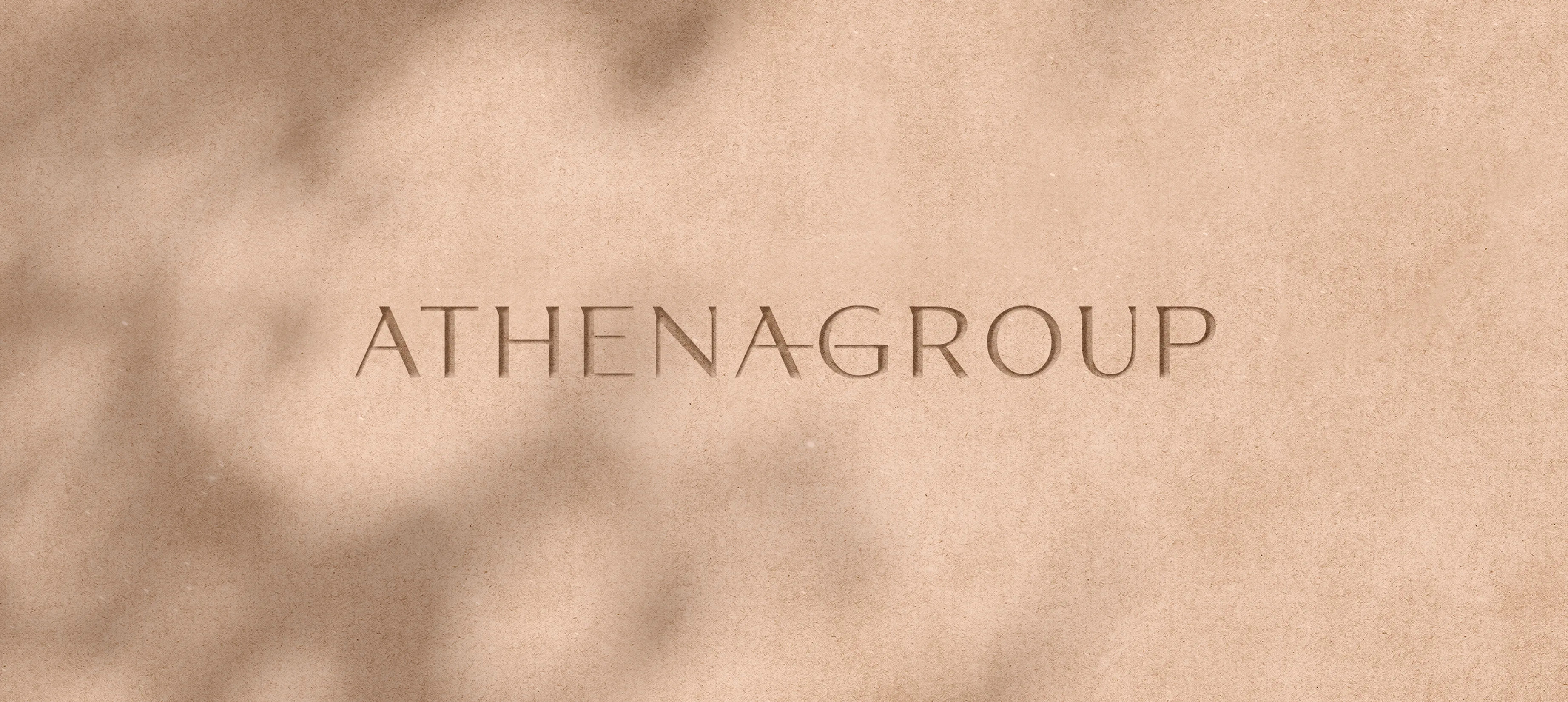 Логотип компании Athena Group на фоне моря