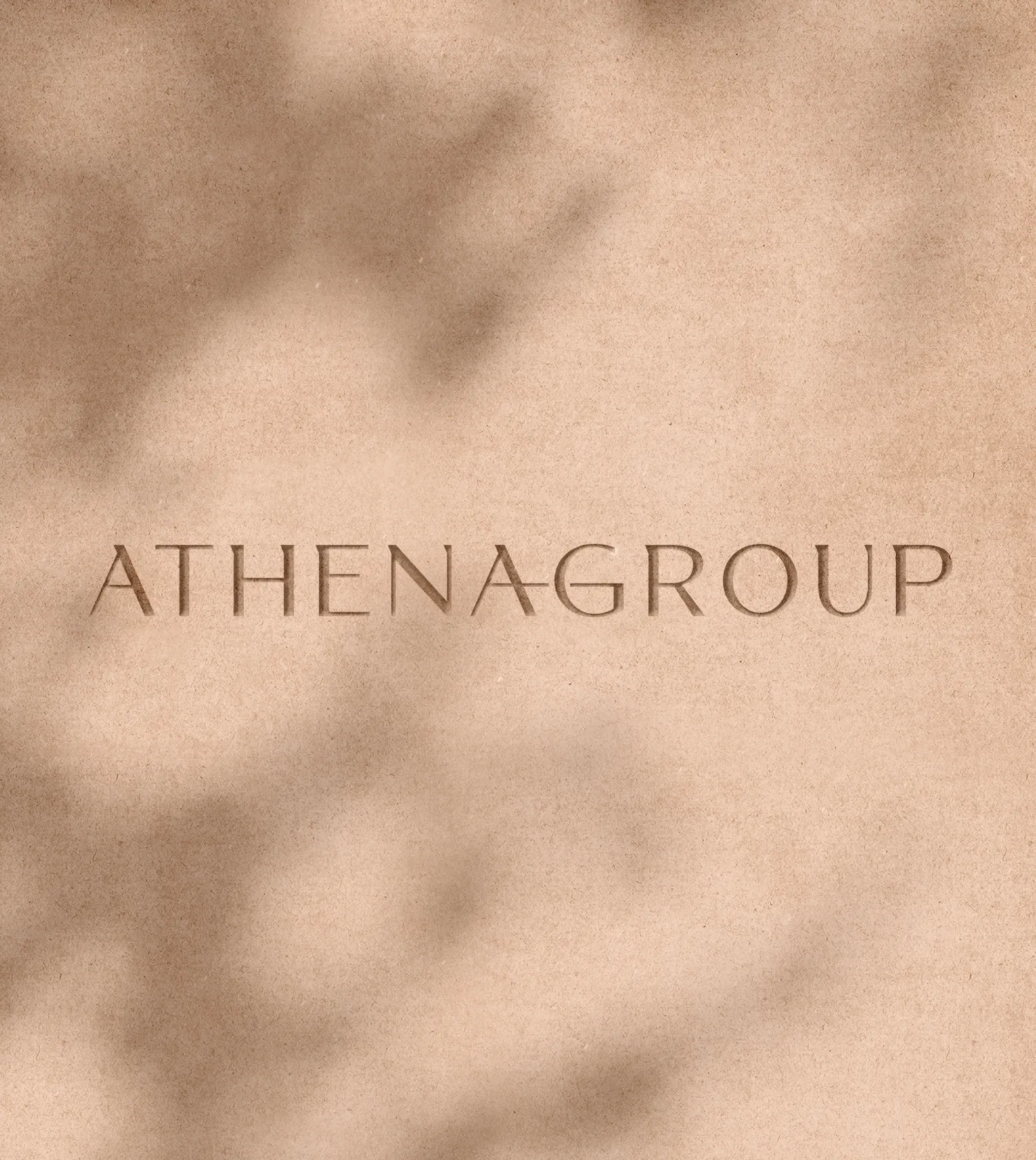 Логотип компании Athena Group на фоне моря