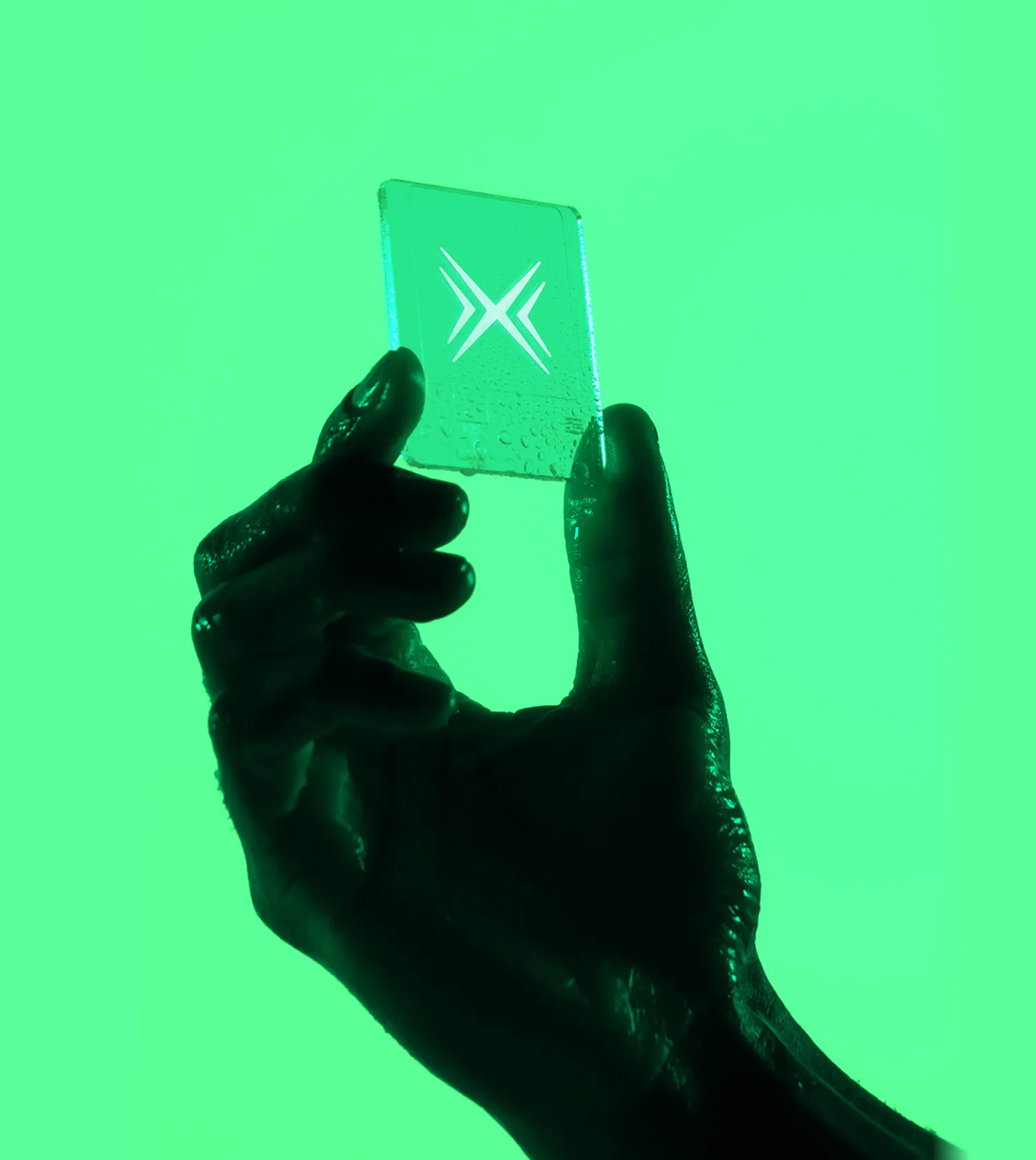 Рука держит карточку Noxxon