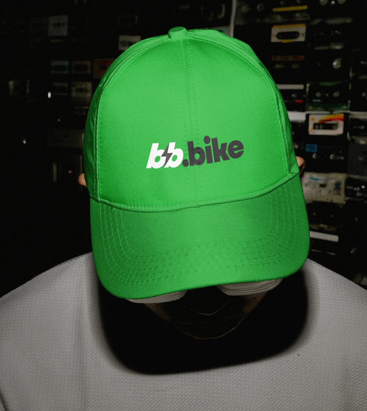 Мужчина на электробайке BB.BIKE