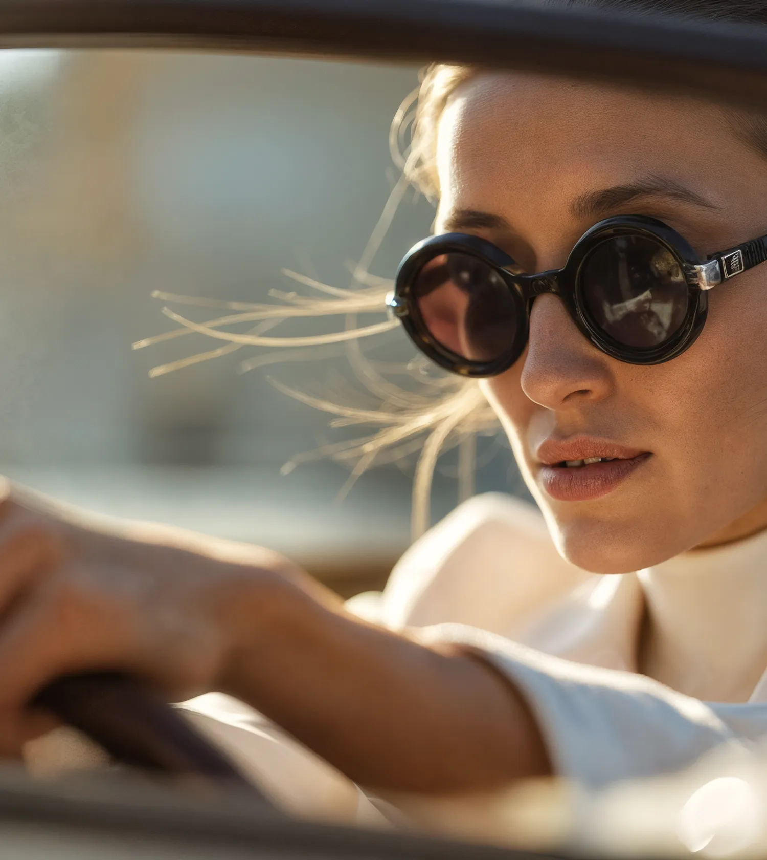 Девушка в очках за рулем авто