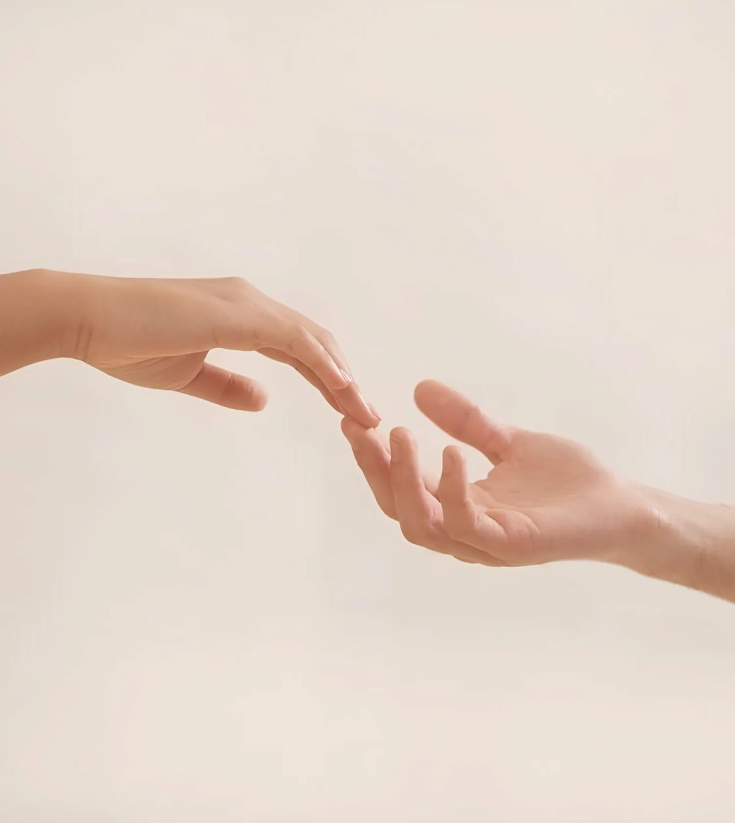 Рука касается другой руки