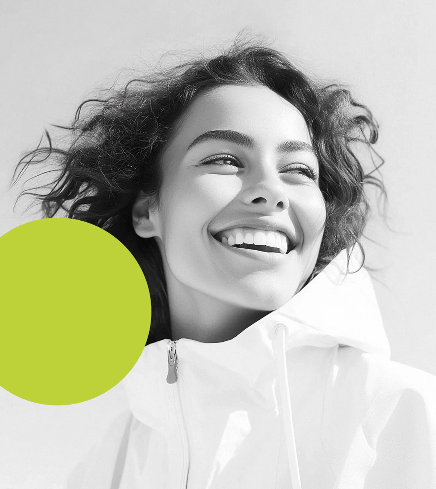 Девушка улыбается