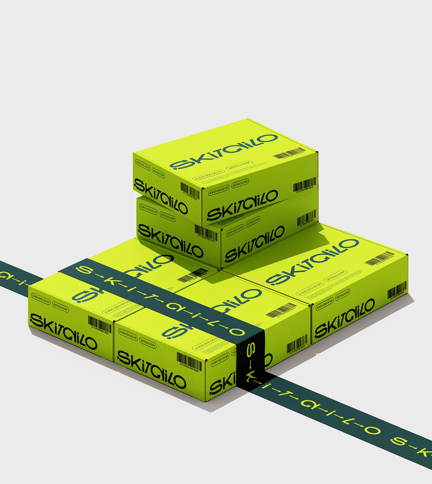 Фирменные коробки лежат на полу