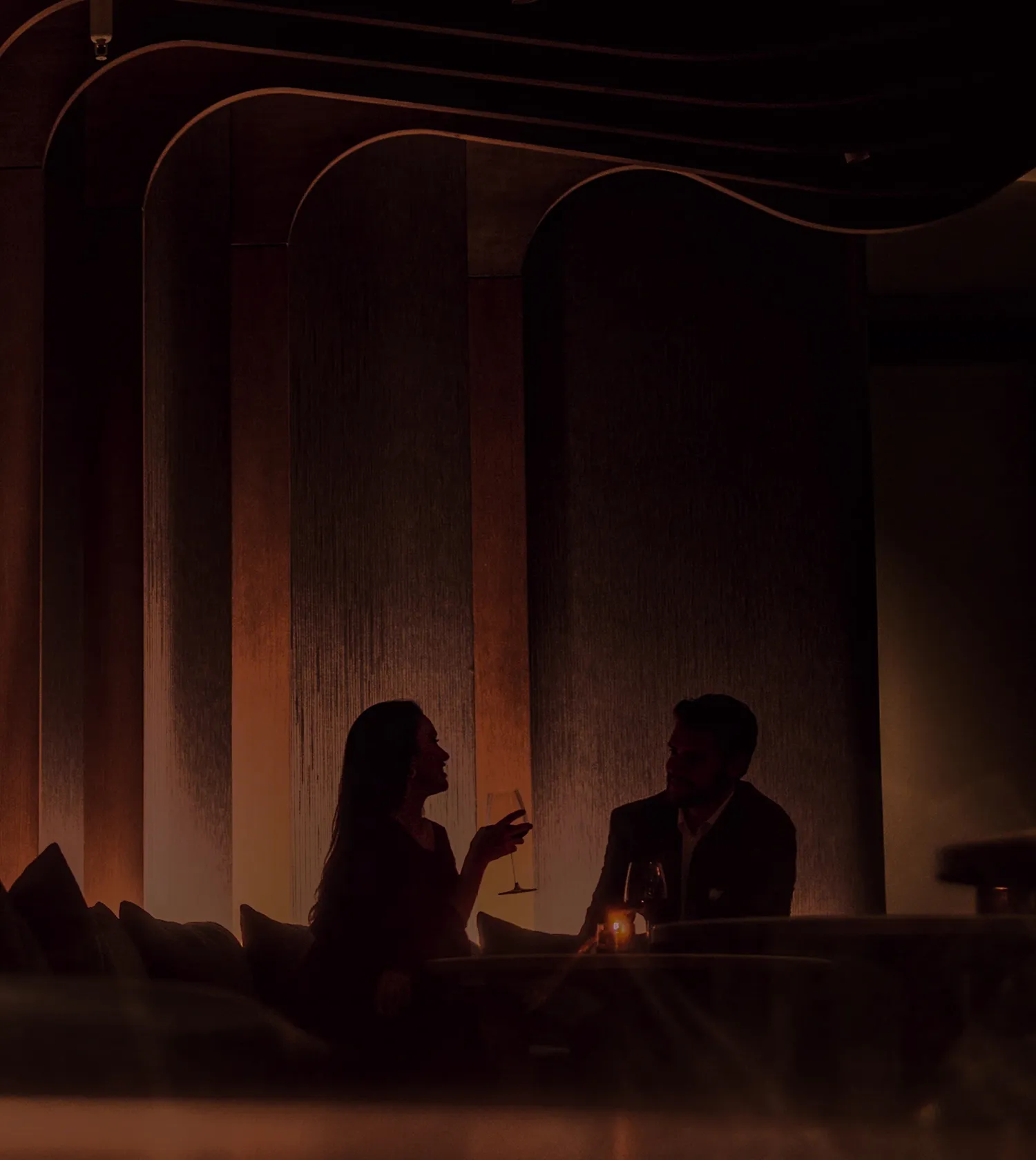 Пара в ресторане в сумраке