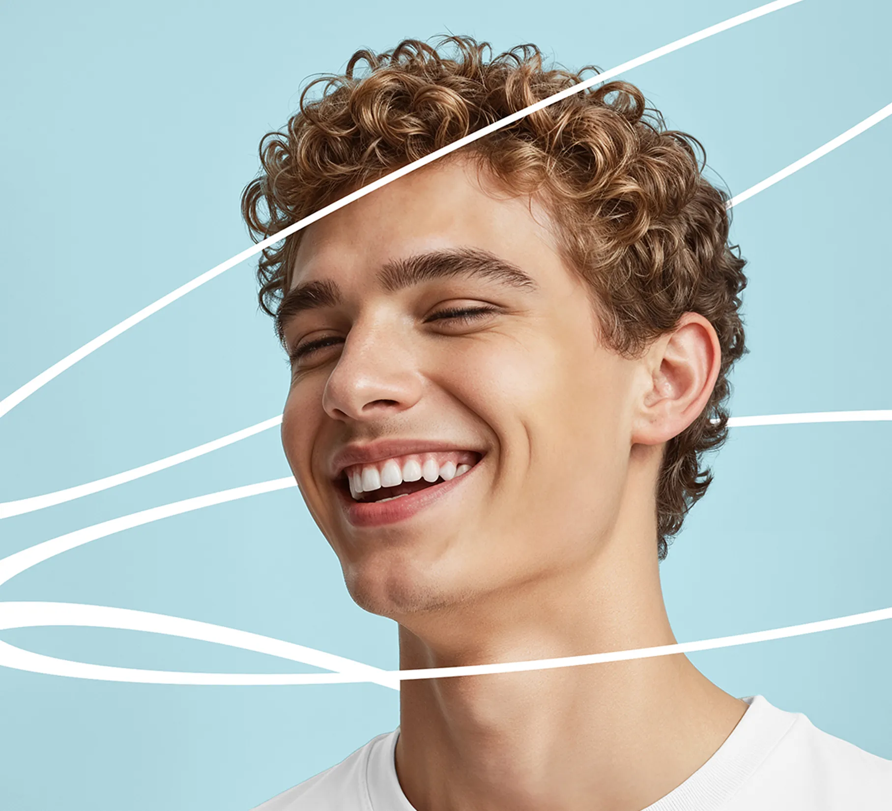 Мужчина улыбается