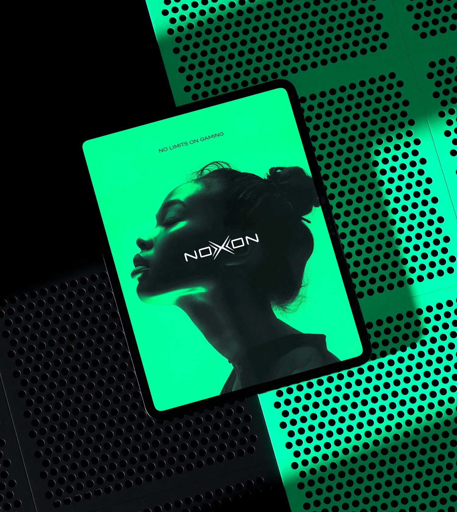 Планшет с лицом девушки и логотипом Noxxon