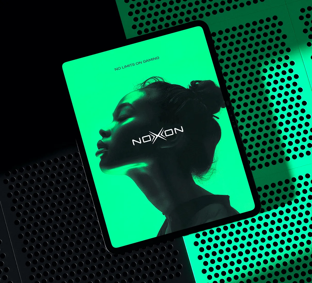 Планшет с лицом девушки и логотипом Noxxon
