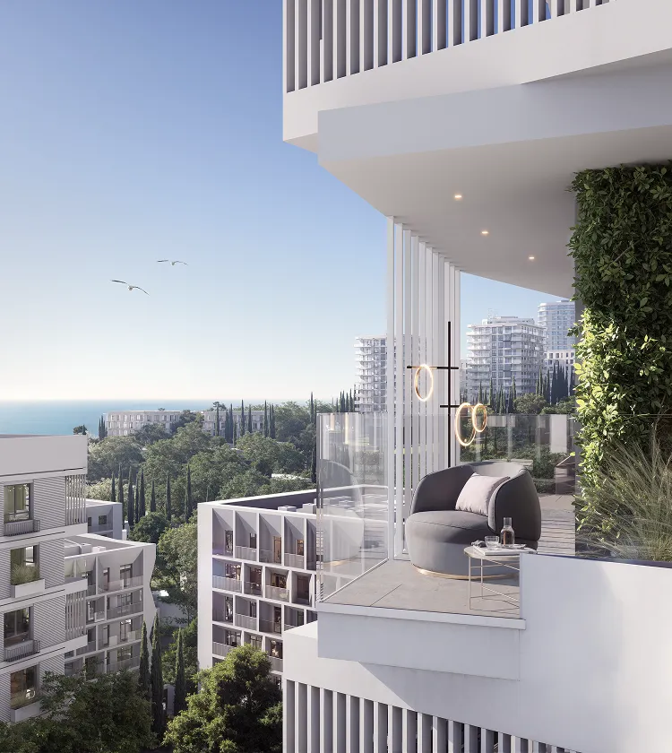 Девушка в голубом пиджаке со спины