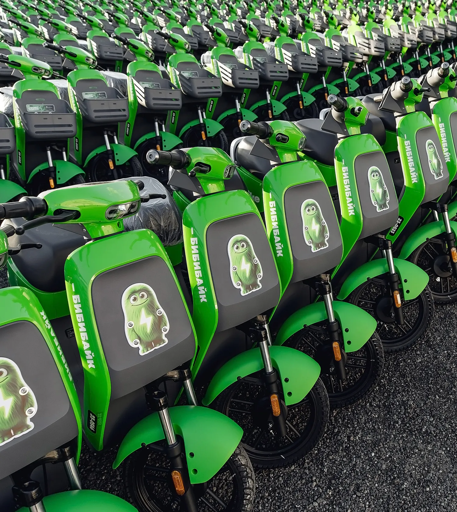 Электробайки BB.BIKE стоят в ряд
