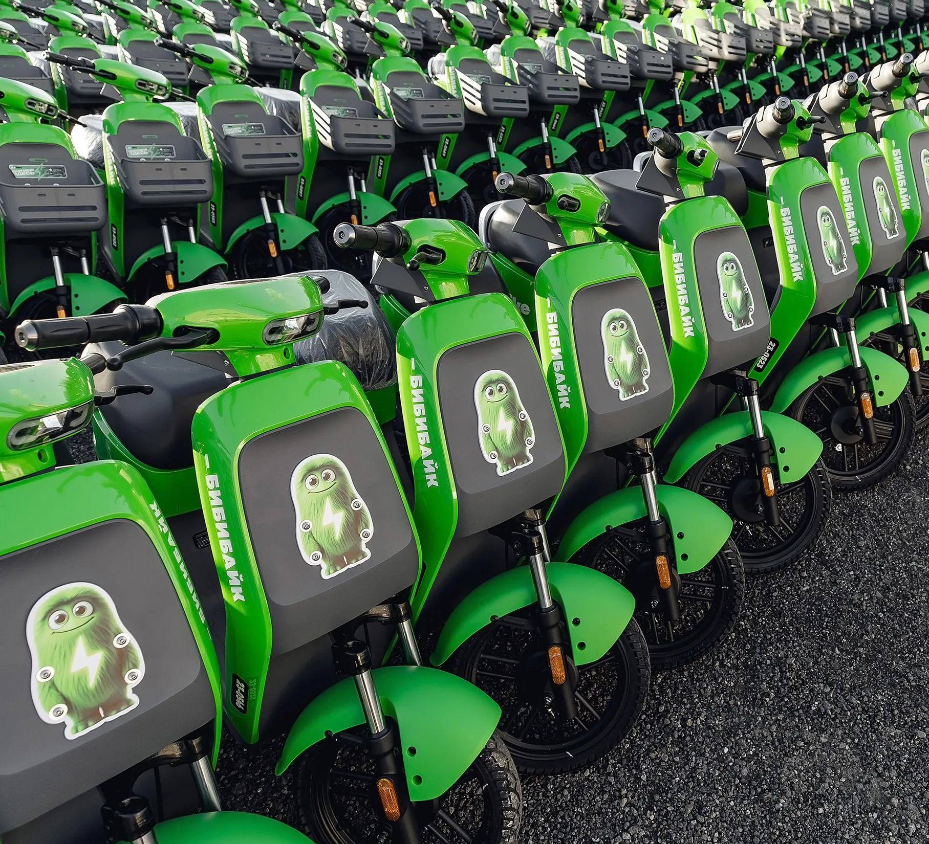 Электробайки BB.BIKE стоят в ряд