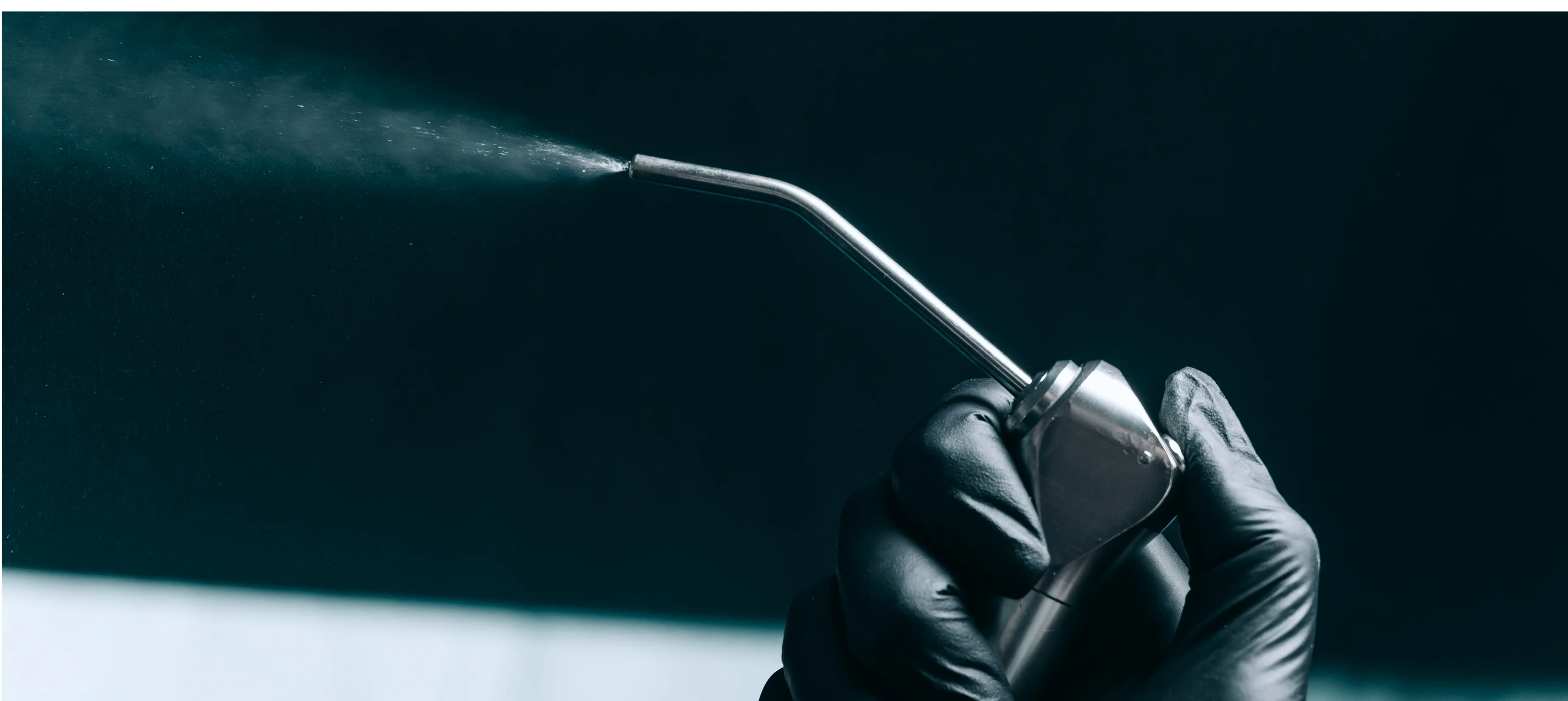 Рука держит инструмент