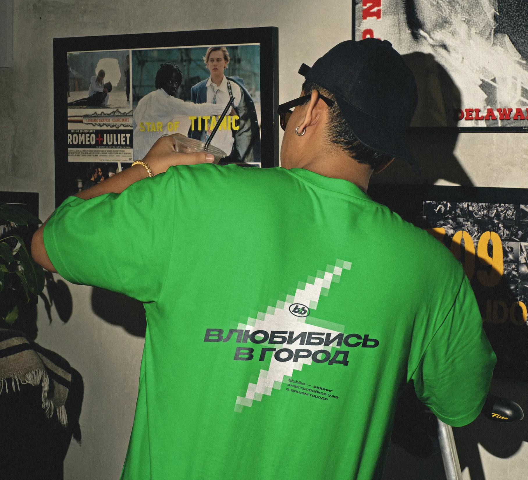 Мужчина спиной в зеленой футболке