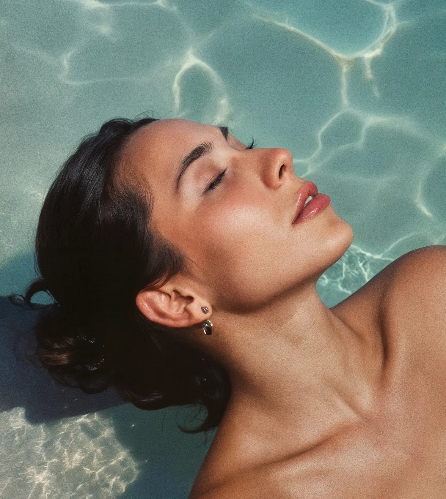 Девушка с закрытыми глазами в воде